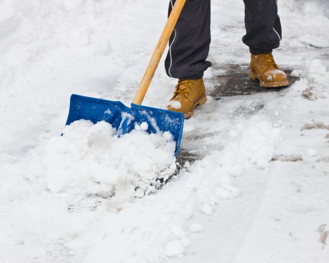 Čišćenje snega nije vežba - evo kako škodi vašem zdravlju
